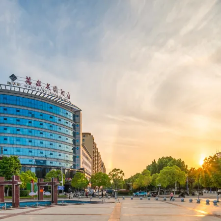 Wansheng Garden Hotel (Luoshan Xinhua)