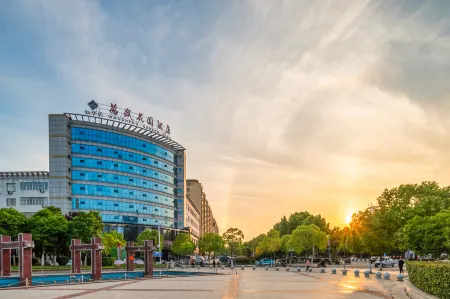 Wansheng Garden Hotel (Luoshan Xinhua)