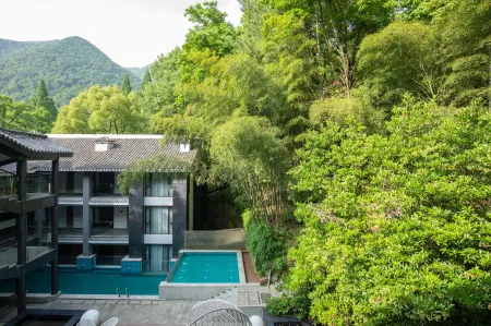 Celestial Cave Manor· Twin Dragon Cave Stream Rafting Private Onsen Retreat Отели рядом с достопримечательностью «Huangdaxian Scenic Area»