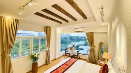 La Mandarina Hotel & Travel at 13 Hang Hanh Street