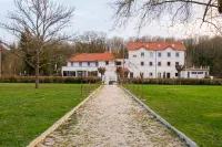 Domaine de la Coudraye Hotel dekat Eglise de Martot