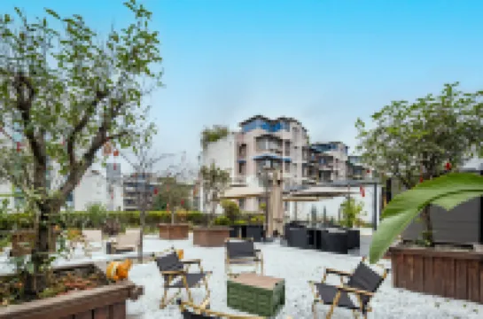 Yueyajianbai Hotel (Chengdu Kuanzhai Alley Wenshu Monastery Subway Station)