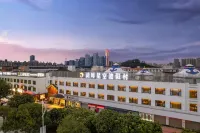 Dongguan Lakeside Hotel (Nancheng Dongguan Avenue Branch) Hotels near GuangDong ChuangXin KeJi ZhiYe XueYuan ZhanLanTing
