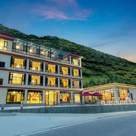 Xinyue Shanye Yijing Starry Sky Homestay (Zhonggu Village, Kangding)