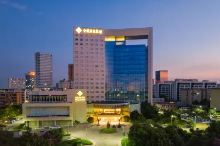 Jinling Yuntai Hotel Отели рядом с достопримечательностью «Donggang College of Huaihai Institute of Technology»