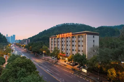 維也納酒店(長沙嶽麓山高校區西湖公園地鐵站店) 鄰近蟒蛇洞的酒店