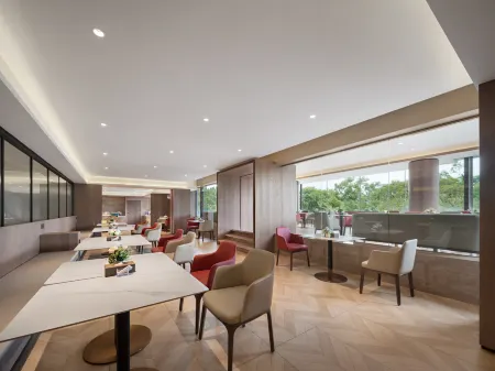 ECHENG Hotel (Guilin Liangjiang Sihu Dongxixiang) Отели рядом с достопримечательностью «Guilin Hangtian Gongye College»