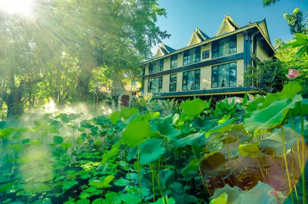 YunGuan Shunde House Resort Hotel  （Jinghong, West Shuangjing Starlight Night Market Shop) Отели рядом с достопримечательностью «Xishuangbanna Folk Custom Garden»