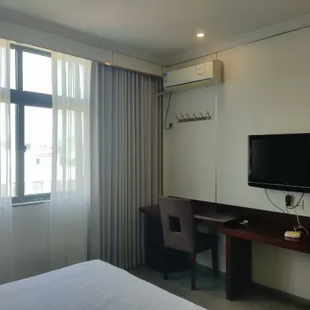 Deqing Hongyun Business Hotel (West Railway Station)