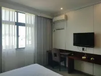 Deqing Hongyun Business Hotel (West Railway Station)