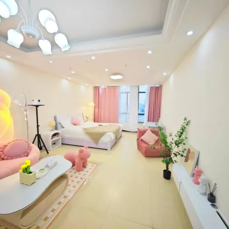 Zhitinglan Movie Homestay (Xinyang Railway Station Tianrun Plaza)