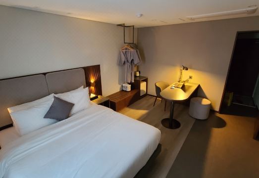 하운드 호텔 기장 객실 내 식탁