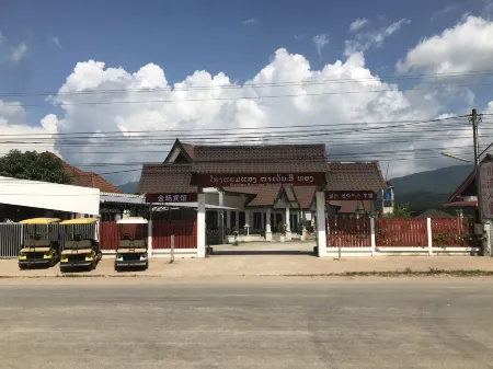 golden sunrise guesthouse Отели рядом с достопримечательностью «Wat That»