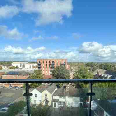 Comfy Two Bedroom Apartment in Slough near station, 15mins to London, near Windsor Others
