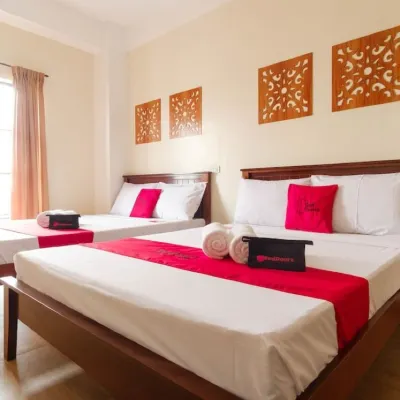 RedDoorz Plus near Johnson and Johnson Paranaque 鄰近Hannan International Manpower Corporation的酒店