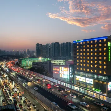Holiday Inn Express ZHENGZHOU NONGYE ROAD by IHG Отели рядом с достопримечательностью «Хэнаньский экзаменационный центр для экзаменов гражданской службы, образовательный центр Huatu»