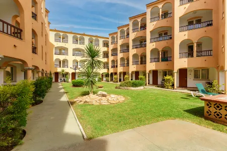 Apartamentos turísticos Jardines del Plaza Отели рядом с достопримечательностью «Plage Nord»