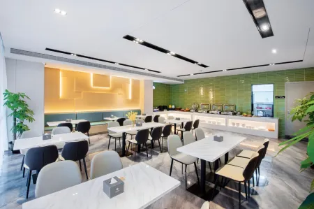 Jinjiang . Chonpines Hotel(Guigang Jingang Avenue High-speed Railway Station Branch) Отели в г. Гуйган