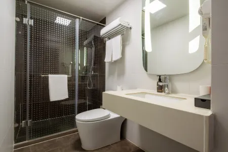 Ibis Hotel (Xi'anbei Railway Station) Отели рядом с достопримечательностью «Chang'an University Weishui Campus Stacks»