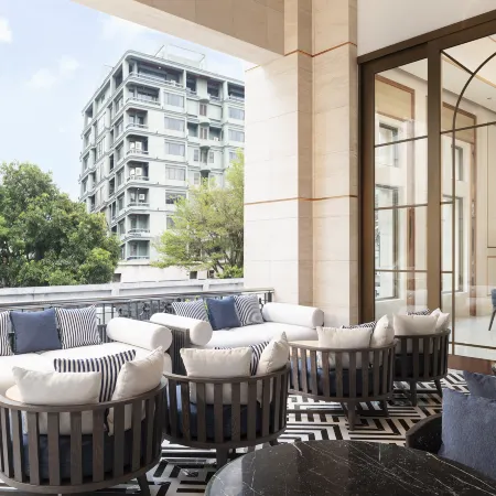 Radisson Hotel Chateau de Bangkok Отели рядом с достопримечательностью «Станция надземного метро Phloen Chit»