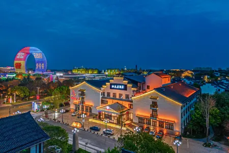 Huzhou Redwood Room Hotel (Taihu Moon Plaza) Отели рядом с достопримечательностью «Qiucheng City Ruins»
