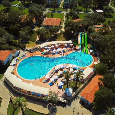 Maya Bistro Hotel & Beach