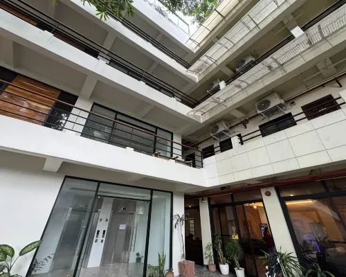 Franca Arcade near Quezon City Circle Hotel dekat Stasiun MRT Kamuning