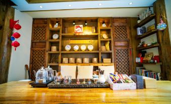 LIjiang Shiliushang Inn