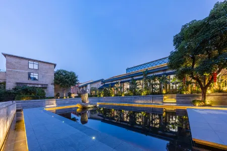 Quanzhou Grand Temple Hotel (West Street Kaiyuan Temple Branch) Отели рядом с достопримечательностью «Quanzhou University of Information Engineering»