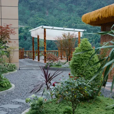 Emeishan Yishan Guiyin Hotel (Qingyin Pavilion Scenic Area) Hotels near Wannian Temple