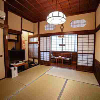 泊゜TSUETATE|【旧四季の宿 わかのや】|完全無人の1棟貸し温泉宿|20名|1日1組限定 Rooms