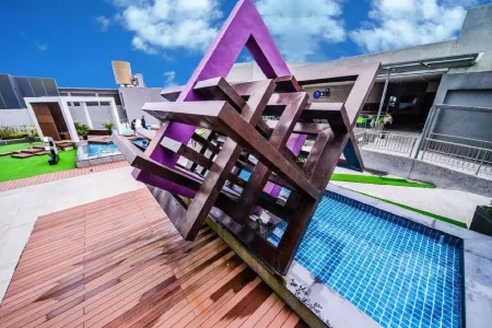 Highland Breeze Hotel Отели рядом с достопримечательностью «SkyWorlds theme park parking»