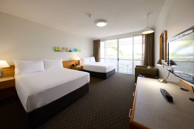 スタンダードルーム(ダブルベッド2台) ホリデイ・イン ケアンズ ハーバーサイドの写真