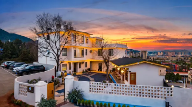 Daxigu Qinshan Villa (Kunming Dianchi Xishan Park Subway Station) Hotel dekat Kuil Huating