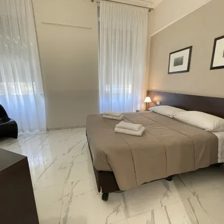 Hotel Club Отели рядом с достопримечательностью «Дискотека Hollywood»