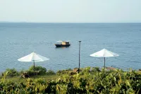 NOMIA GARDEN RETREATS - parking