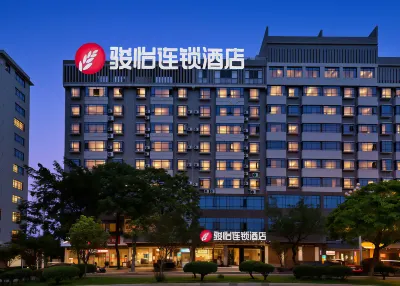 Junyi Chain Hotel (Xingyi National Normal University) Hotel di Xingyi
