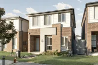 4 Br House, Free A/C & Wi-Fi,Walk to Shops & Train - Villas