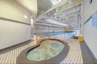 Cozy 2BR2BA Downtown Vancouver/Pool/HotTub/Parking - ที่มีอ่างอาบน้ำ