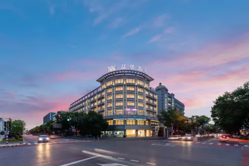 M·Zheman Intelligent Light Luxury Hotel - parking