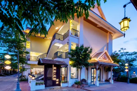 Yueyun Shanghe Hotel (Bohai Tea King Night Market) Отели в г. Менхай