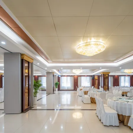 Vincent International Hotel Отели рядом с достопримечательностью «Школа Чуньхуа, Новый район, Цуэндун»