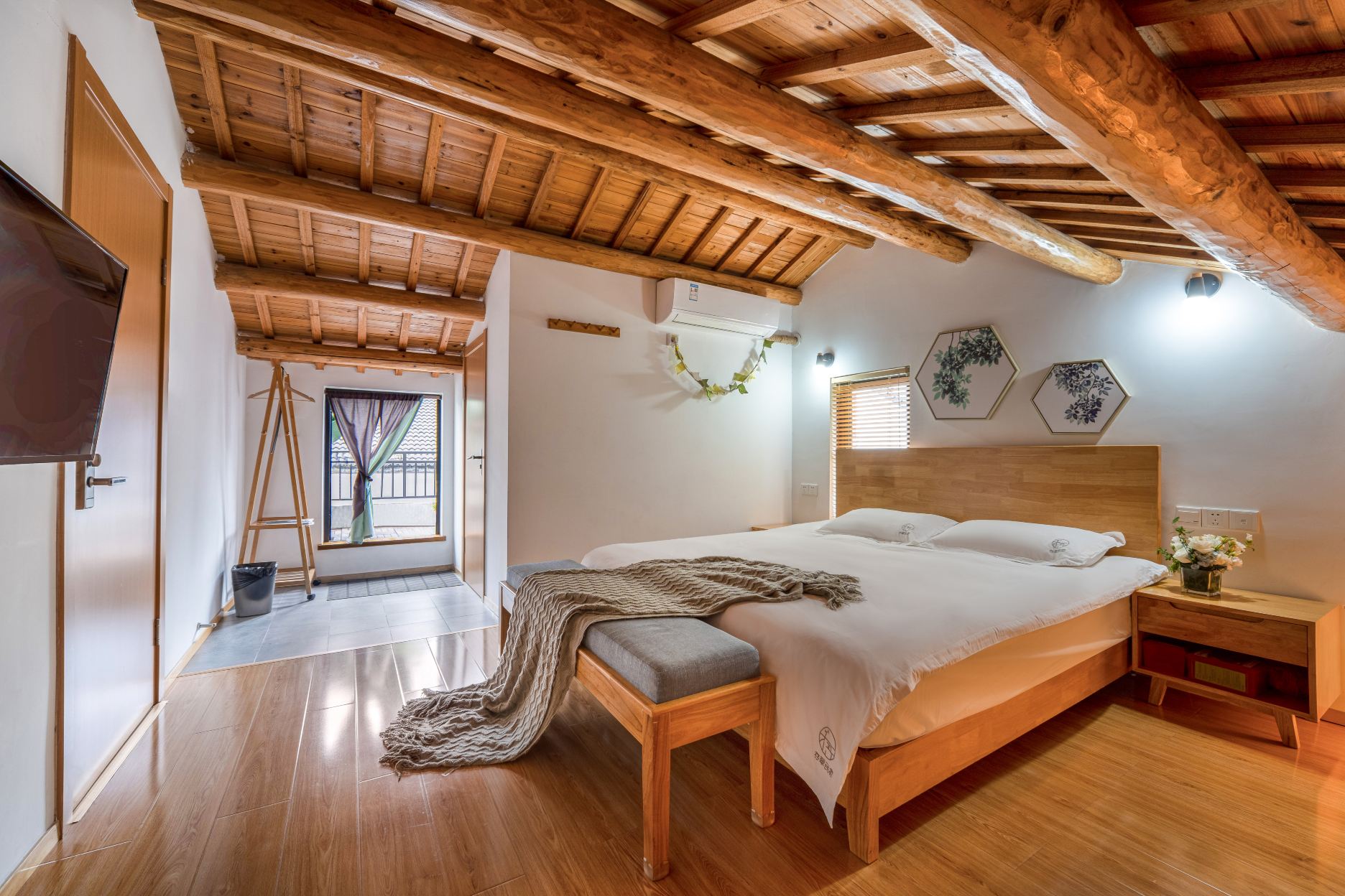 Swing Double Bed Room 501