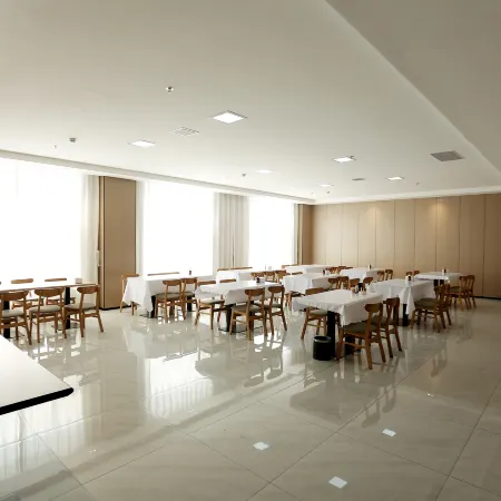 Jiny Hotel