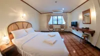 Roongruang Hotel - Hostels