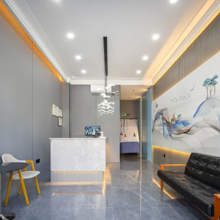 Qixin Smart Hotel (Wanning High Speed Railway Station)