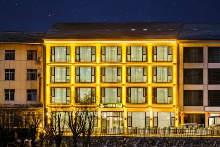 Yicun Light Luxury Boutique Homestay (Shennongjia Muyu Bus Terminal Store) Отели рядом с достопримечательностью «Muyu Town»