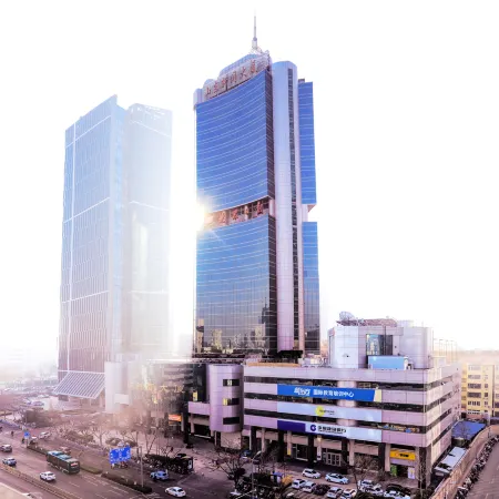 Shandong News Hotel (Quancheng Square Daming Lake Branch) Отели рядом с достопримечательностью «Источник Heihu»