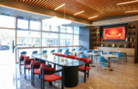 Yiju Life Hotel (Ningbo Dongbu Xincheng International Convention Center)