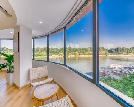 Jiangshang Lingyun · Qingwan Hotel (Zhanggong Bridge Shangzhongshun Gourmet Street) Hotel di Leshan